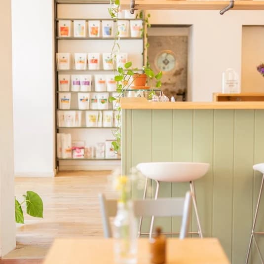 Der helle Innenraum eines 19grams-Cafés in Berlin