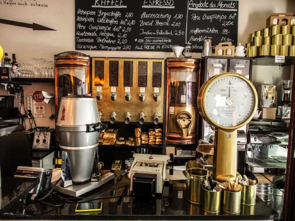 Kaffeeausstattung und Messingwaage in der Kaffeeschmiede in Düsseldorf